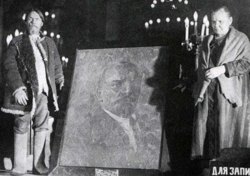 Представители табачных фабрик передают портрет В.И. Ленина, выполненный из различных сортов табака, в качестве подарка XVI Московской губернской партийной конференции, Москва, 1927 год