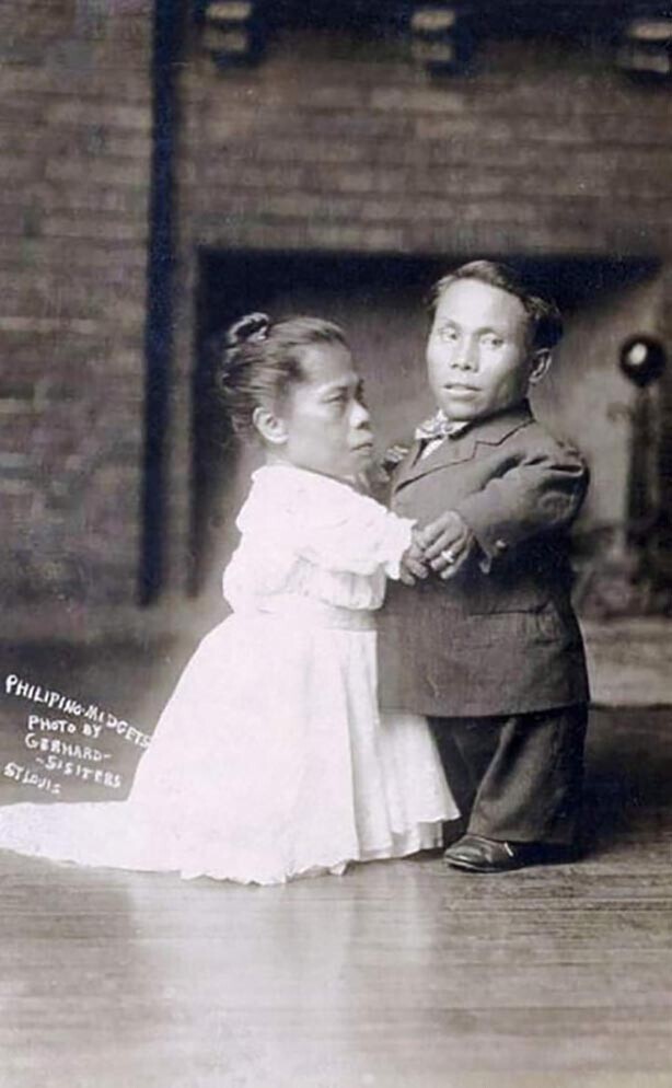 Самые маленькие люди в мире, близнецы Хуан и Мартина де ла Крус, 1904 год.