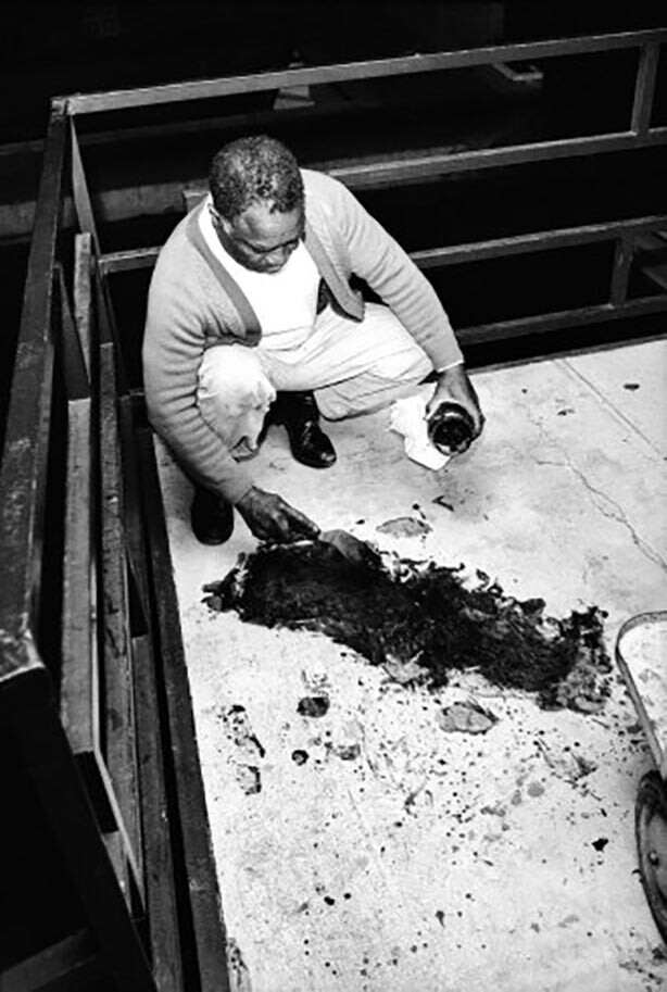 Театрис Бейли стирает кровь Мартина Лютера Кинга с балкона, на котором в него стреляли, 4 апреля, 1968 г.