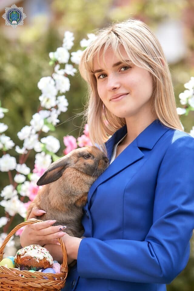 Кролик стал талисманом университета и регулярно фотографируется с красивыми курсантками