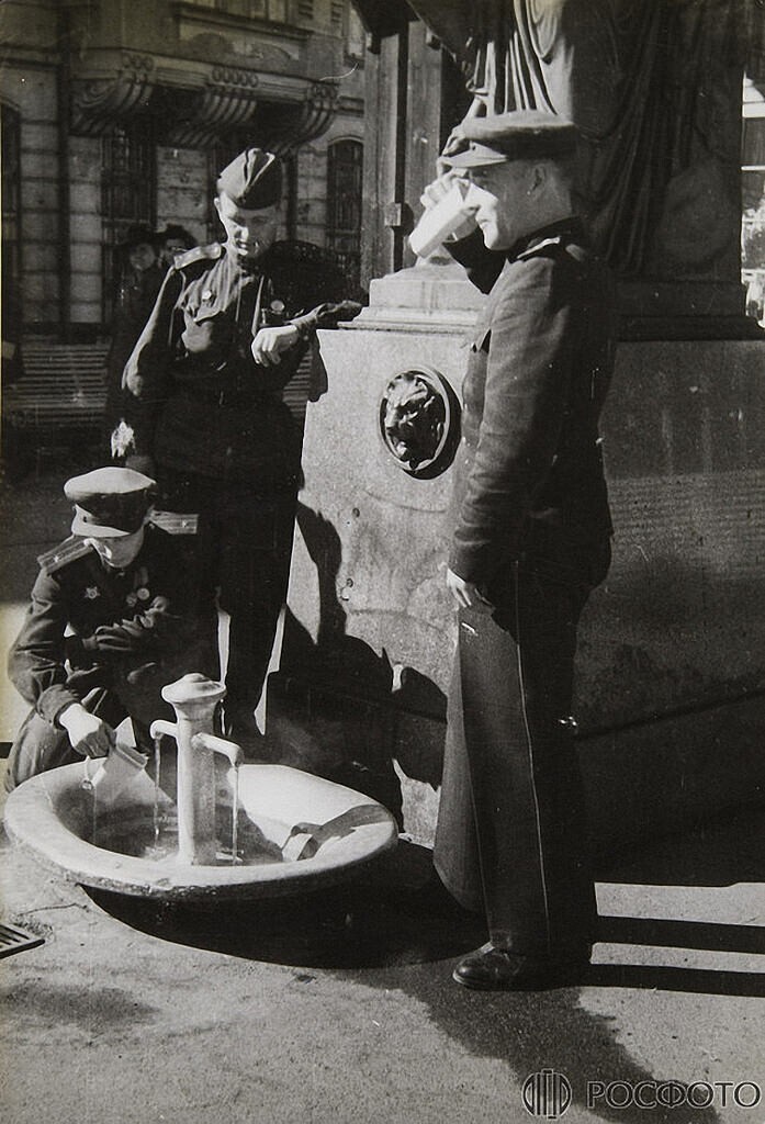 1945. Американский и советские офицеры у источника
