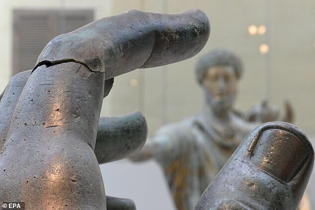 Статуе Константина Великого спустя 500 лет вернули палец