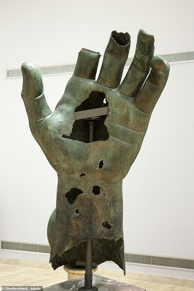 Статуе Константина Великого спустя 500 лет вернули палец