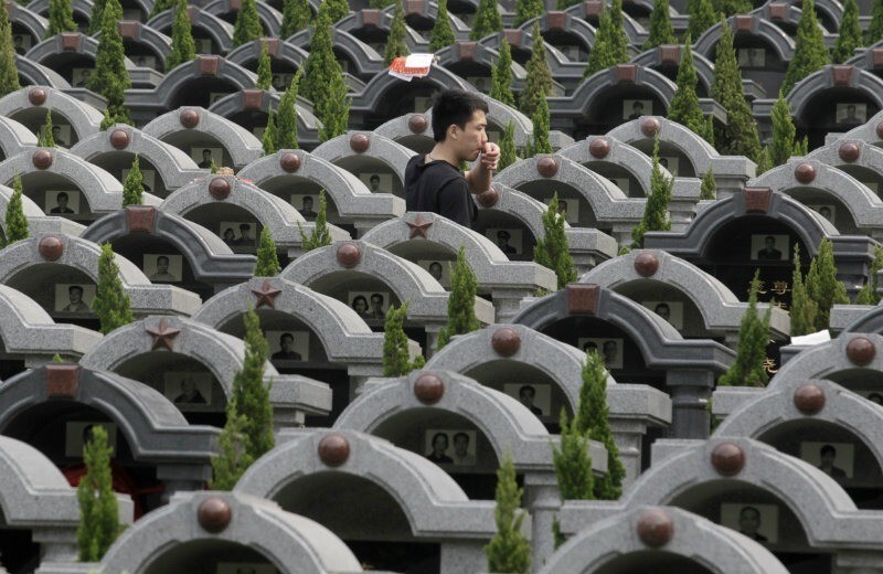 Пожилых китайских туристов отвезли на кладбище в качестве рекламы вместо экскурсии 