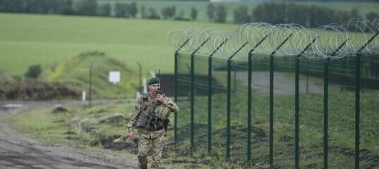 Власти Украины обустроили около 400 км противотанковых рвов на границе с Россией в рамках так называемого проекта "Стена"...
