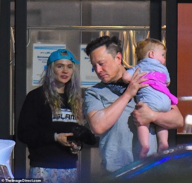 Илона Маска заметили в Нью-Йорке с Граймс и сыном X Æ A-XII перед съемками Saturday Night Live