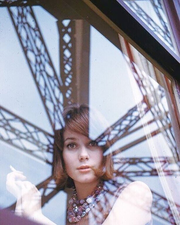 «Не получилось через дверь, попробуй через окно». Катрин Денев в кафе на Эйфелевой башне. 1961 г. Фото: Питер Буш.