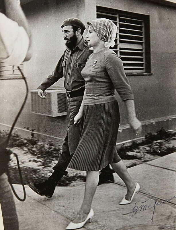 Кубинский лидер Фидель Кастро и первая женщина-космонавт Валентина Терешкова (позывной — «Чайка»). Куба. 1963 г.