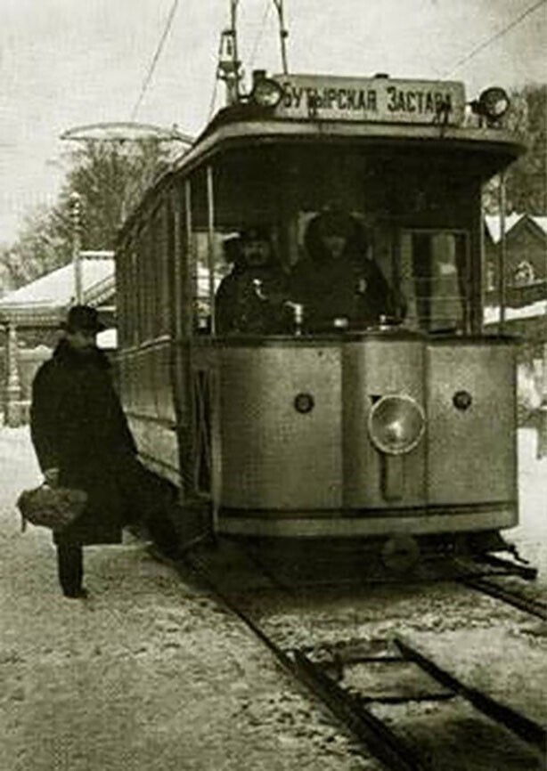 06.04.1899 открылось регулярное движение первого электрического трамвая в Москве. Трамвай сменил собой конку – конную железную дорогу.