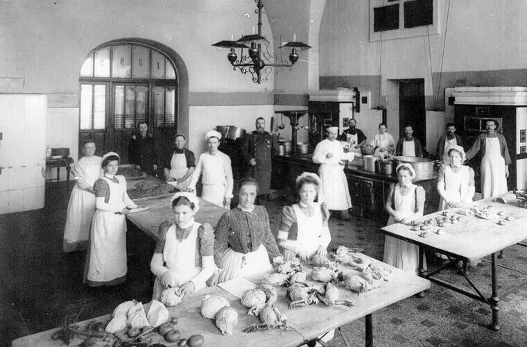 Воспитанницы на кухне за приготовлением обеда.