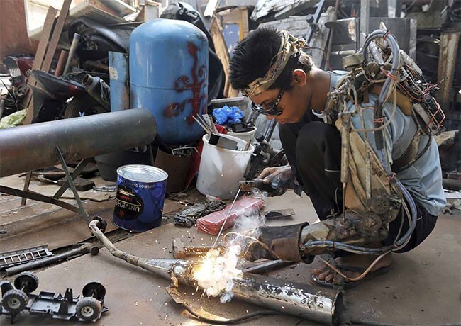  Индонезийский мужчина сделал «бионическую руку» из металлолома