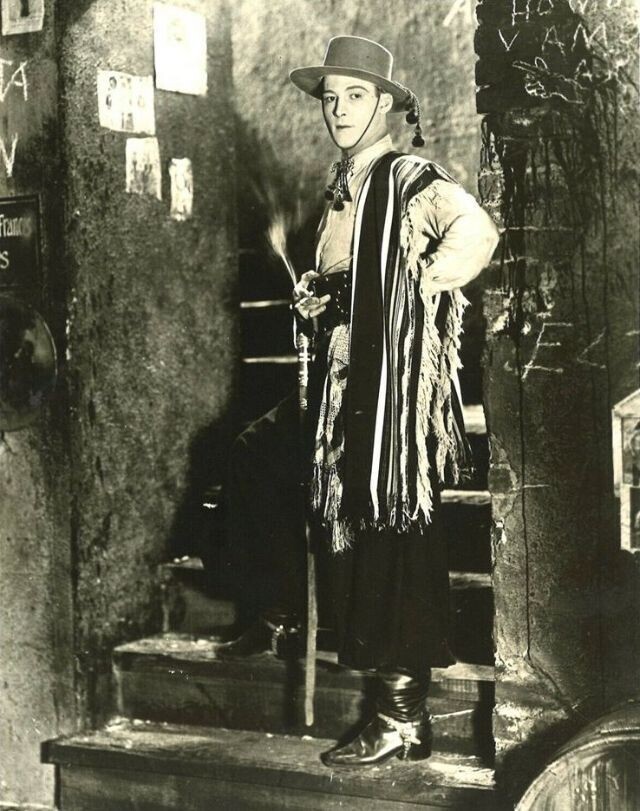 Рудольф Валентино во время съемок фильма "Четыре всадника Апокалипсиса" (1921 г.)