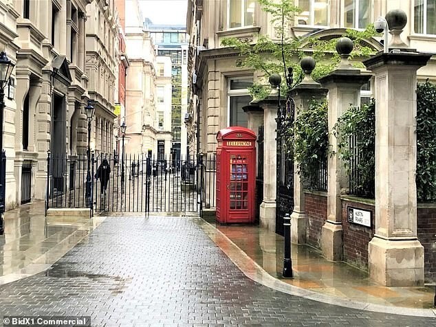 Красную телефонную будку в Лондоне продают по цене однушки в Москве