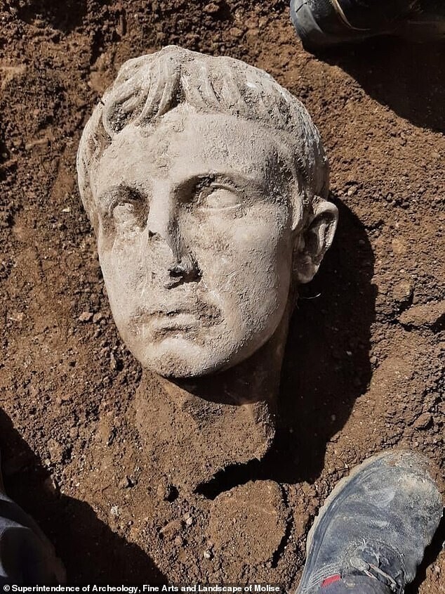 Археологи откопали голову императора Августа