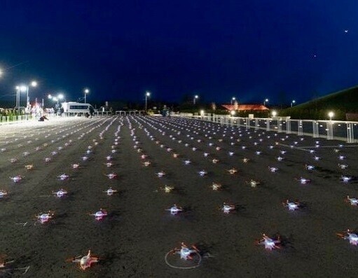 Световое шоу дронов над мемориалом во Ржеве