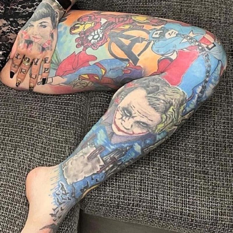 Мама покрыла тело татуировками любимых героев комиксов своего сына