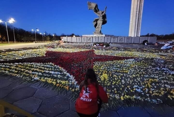  Вечером в Риге, когда было снято полицейское оцепление, рижские волонтёры переложили цветы и получилась такая красота. Несмотря ни на что.