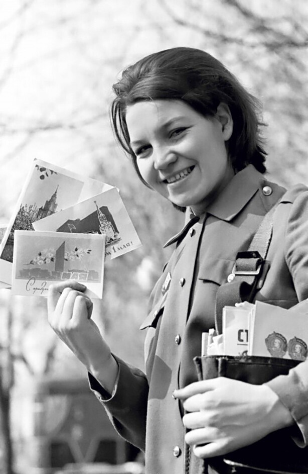 Почтальон с Первомайскими открытками. Фото В. Ахломова, 1961 г.