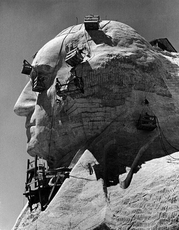 Обработка профиля Джорджа Вашингтона в мемориальном комплексе на горе Рашмор. Южная Дакота. США. 1940 год
