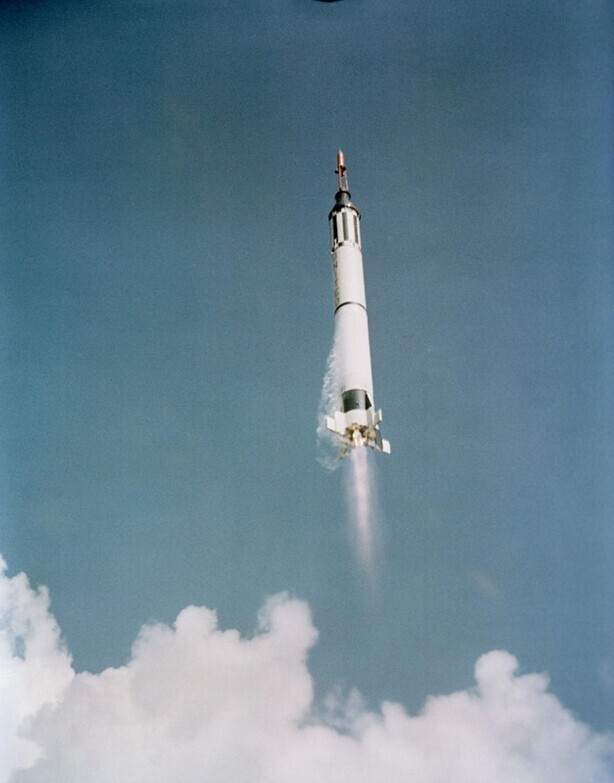 5 мая 1961 года Алан Шепард стал первым человеком Соединенных Штатов, побывавшим в космосе. Суборбитальный полет Freedom 7 длился всего 15 минут.