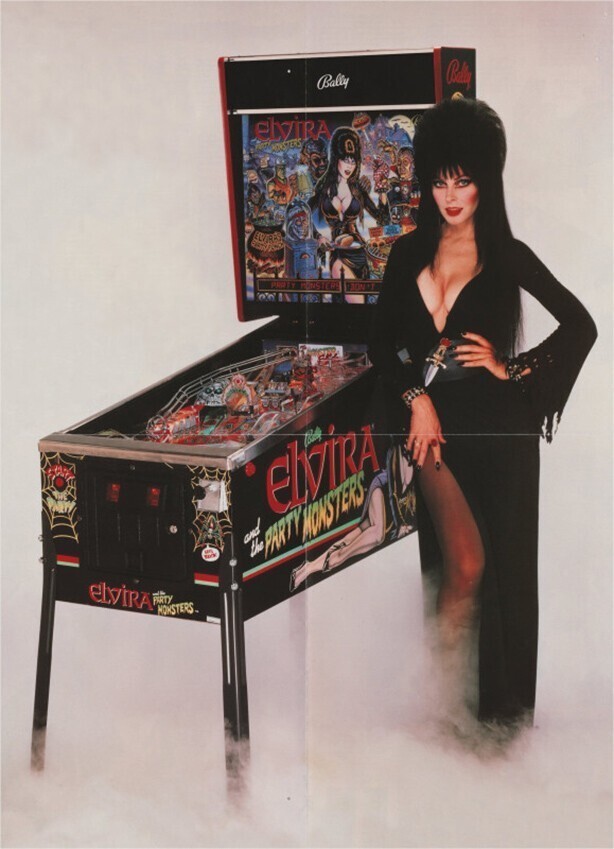 Эльвира (Кассандра Петерсон) у игрового автомата, 1980-е