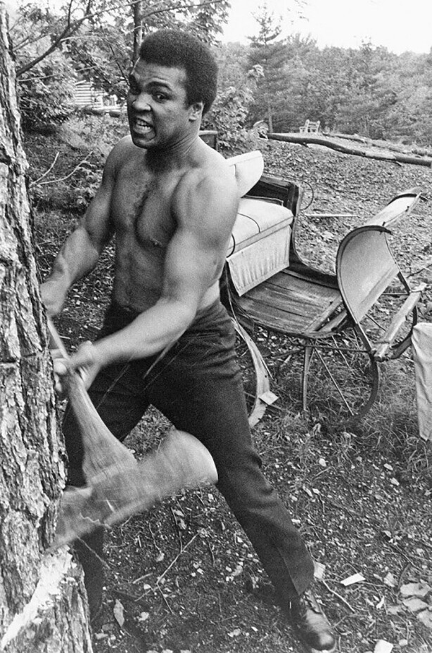 Мухаммед Али тренируется с топором. 1974