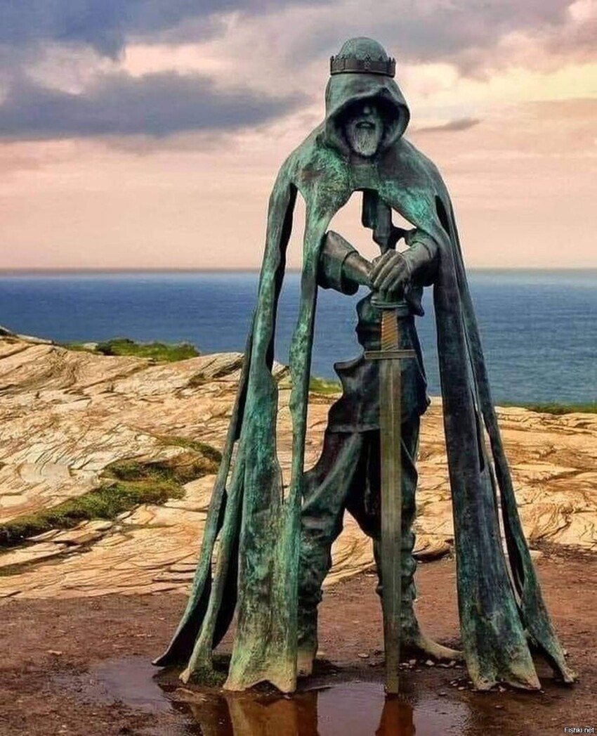 Статуя короля Артура на острове Тинтагель, графство Корнуолл, Англия