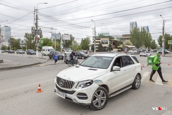 В Волгограде водитель протаранил автомобиль ДПС, но уверен в своей невиновности