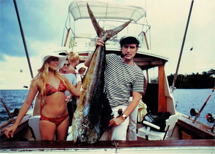 Издатель, основатель и шеф-редактор журнала «Playboy» Хью Хефнер на рыбалке, Майами, 1970 год