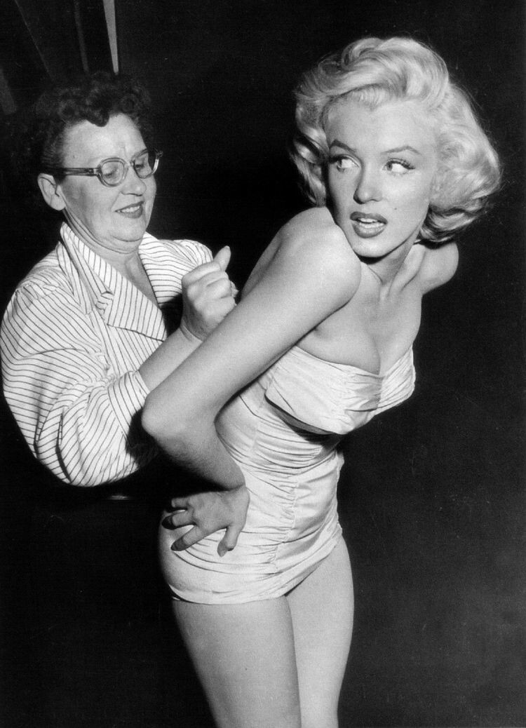 Мэрилин Монро на съёмках фильма «Джентльмены предпочитают блондинок», 1953 год
