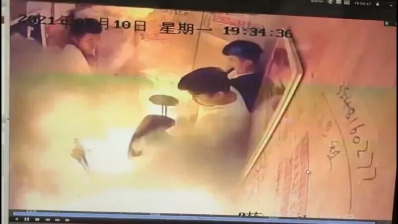 Что-то вспыхнуло: в лифте китайской многоэтажки загорелся электроскутер