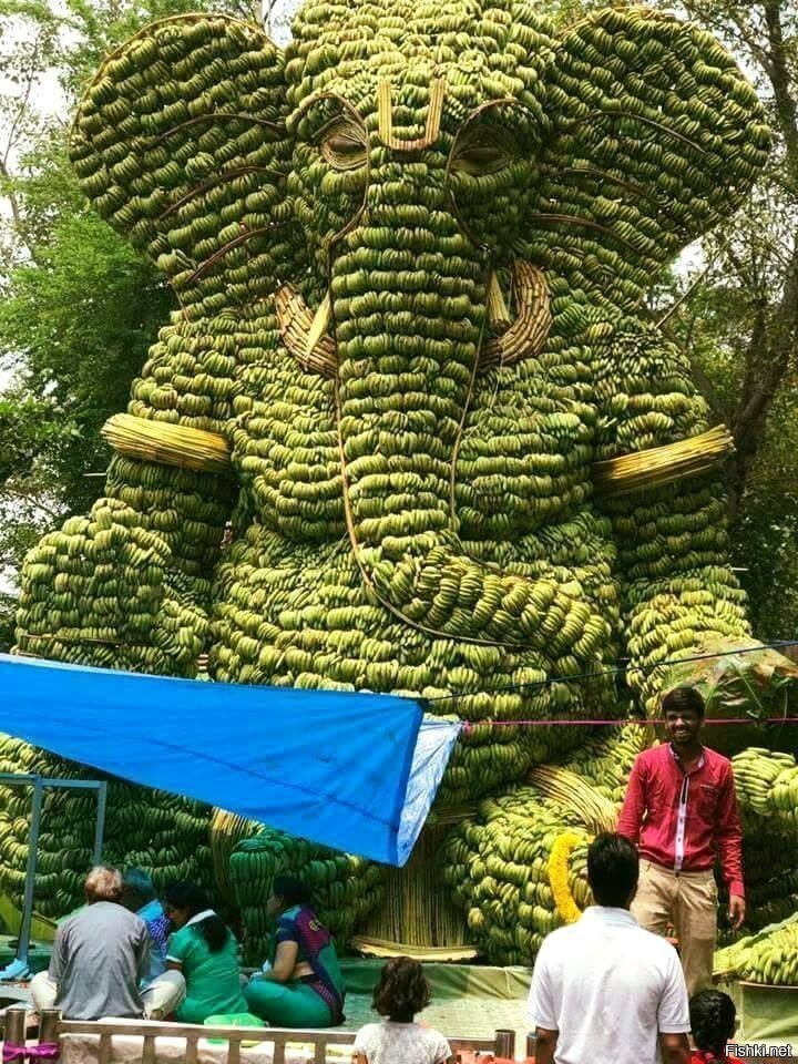 Статуя индуистского бога Ганеши из бананов