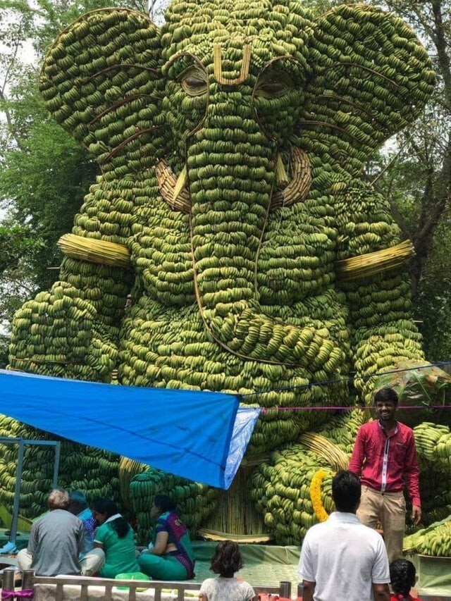 Огромная статуя индуистского бога Ганеши, сделанная вручную из бананов
