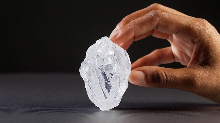 Один из крупнейших в мире неогранённых бриллиантов. Он стоит около 52 миллионов долларов