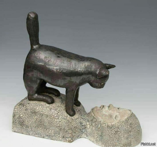 Скульптура "Наташа, вставай" в египетском музее