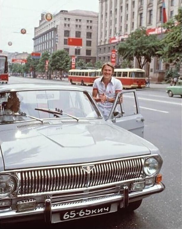 Лучший футболист Европы 1975 года Олег Блохин и автомобиль ГАЗ-24 «Волга»