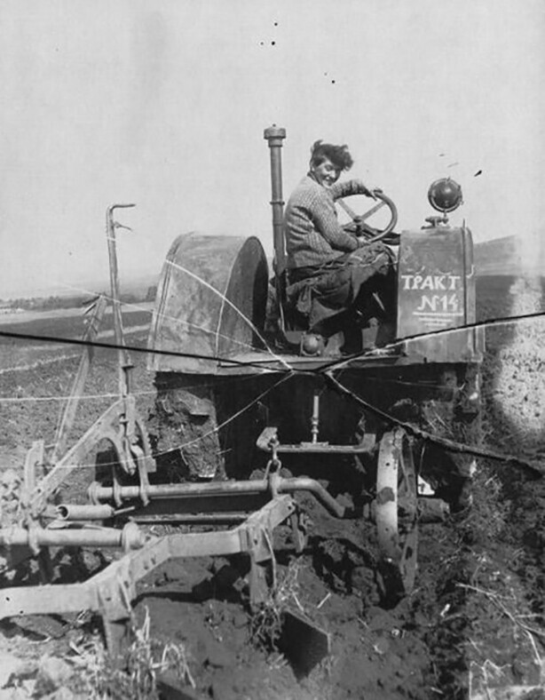 Первая женщина - тракторист Паша Ангелина, 1935 год.  Автор: Евгений Халдей.