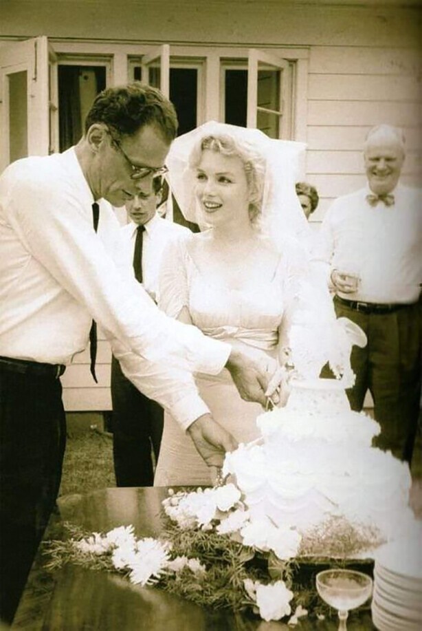 Мэрилин Монро и Артур Миллер в день свадьбы. 1956 год
