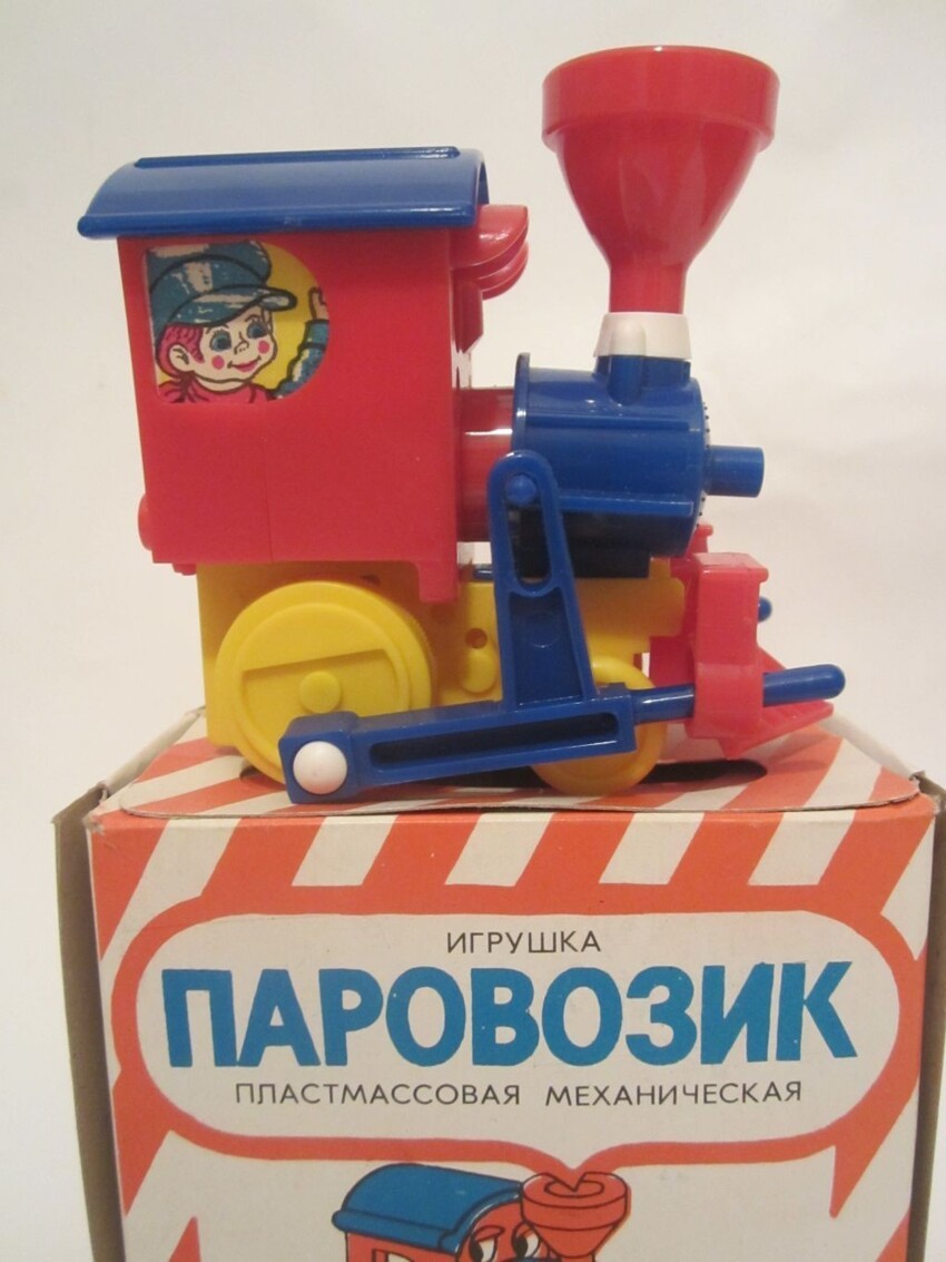 Одна из игрушек - заводной паровоз, пользовавшийся спросом в Польше