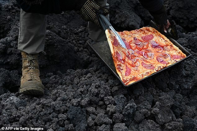 Осторожно, горячее: Гватемалец готовит пиццу на действующем вулкане