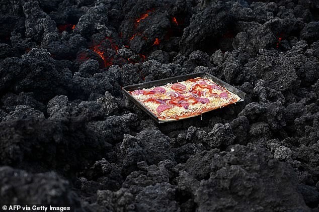 Осторожно, горячее: Гватемалец готовит пиццу на действующем вулкане