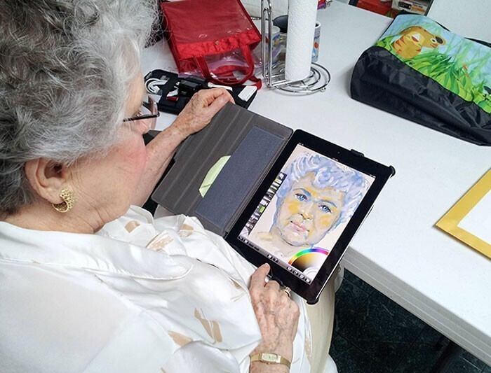 5. "Купил бабушке iPad. Ей 84 года, и у нее никогда не было планшета. Она хотела его для "занятий искусством". Я оставил ее одну с новой игрушкой на 30 минут"