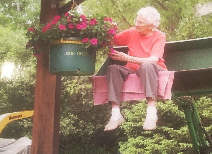31. "Это моя 96-летняя бабушка, которая живет одна и может ходить без трости, ходунков или инвалидной коляски, и которая поливает цветы, поднявшись на тракторе"