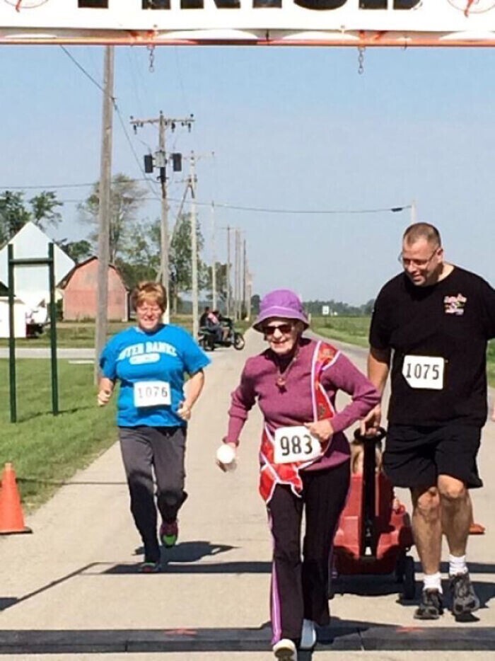 32. "Моя 90-летняя бабушка только что пробежала - не прошла пешком, а именно пробежала - свои первые 5 км"