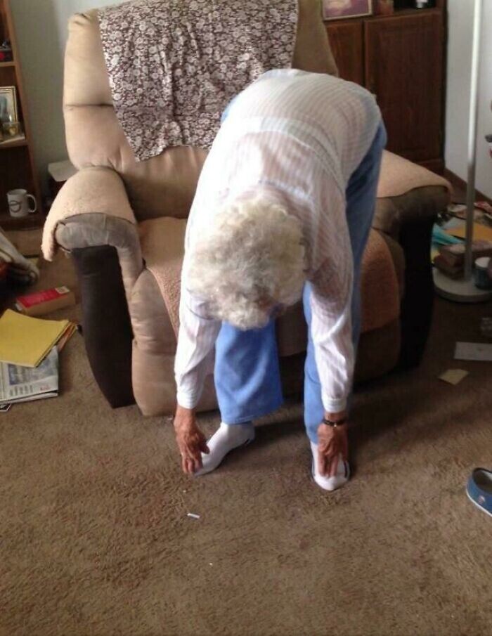 17. "Моя 97-летняя прабабушка. Она живет одна, водит машину, стрижет газон, любит сексуальных мужчин и регулярно выпивает. А еще любит показать, что может дотянуться до пальцев ног"