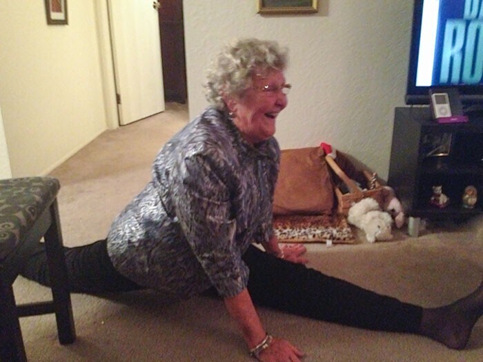 26. "Моя прекрасная бабушка делает шпагат после вечеринки в честь своего 80-летия"