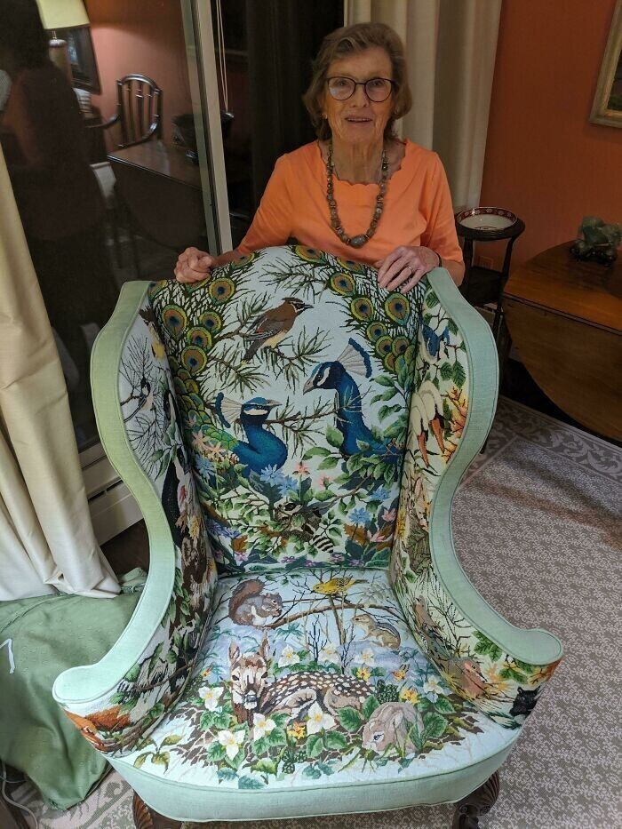 3. "Моя 86-летняя бабушка и ее кресло ручной работы, которое она вышивала 25 лет. Мне не разрешается на нем сидеть"