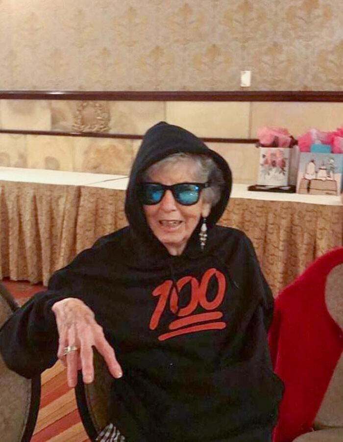 37. "Моя прабабушка в день, когда ей исполнилось 100 лет"