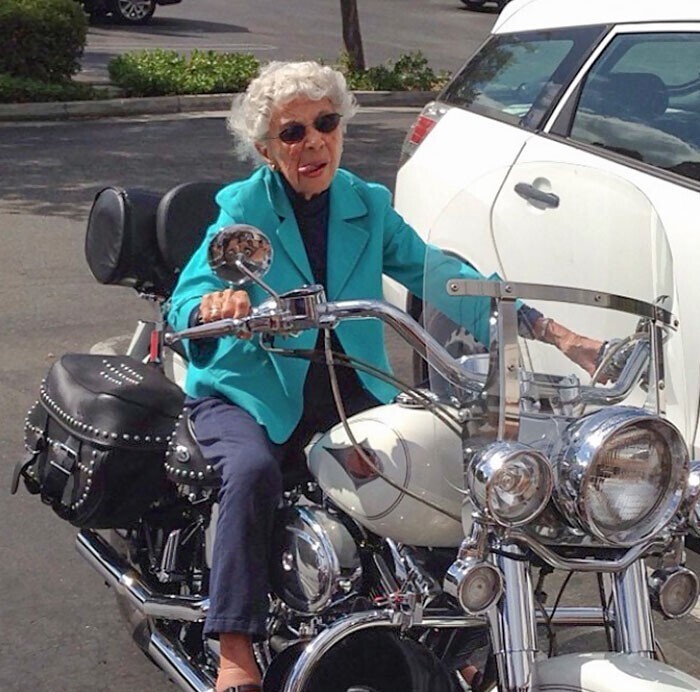 29. "Моя двоюродная пра-прабабушка в свой 105-й день рождения. Она ведет себя так, будто ей еще и 80 не стукнуло!"