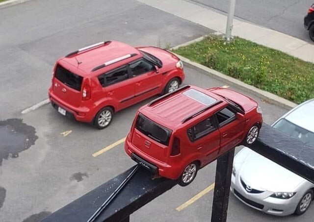 Две одинаковые машины припарковались?